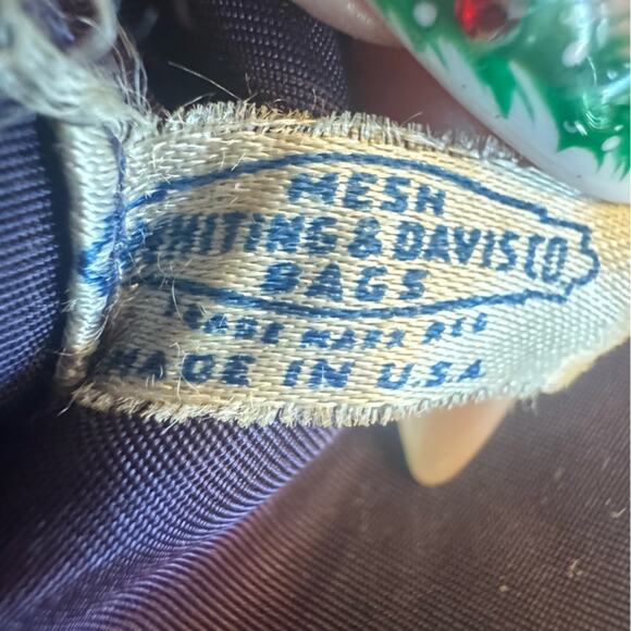 Vintage Mesh Whiting & Davis Ivory Handbag w/ Gold Kiss Lock Circa 1940’s-50’s - Picture 5 of 13